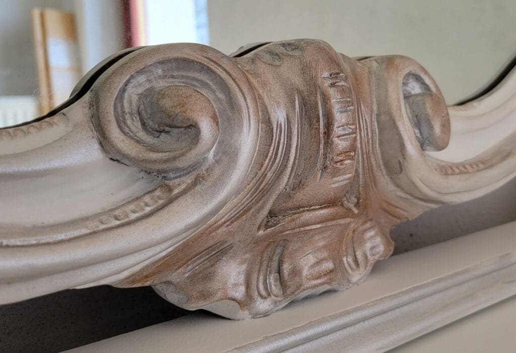 Reunica obnova starega pohištva obnovljeno ogledalo