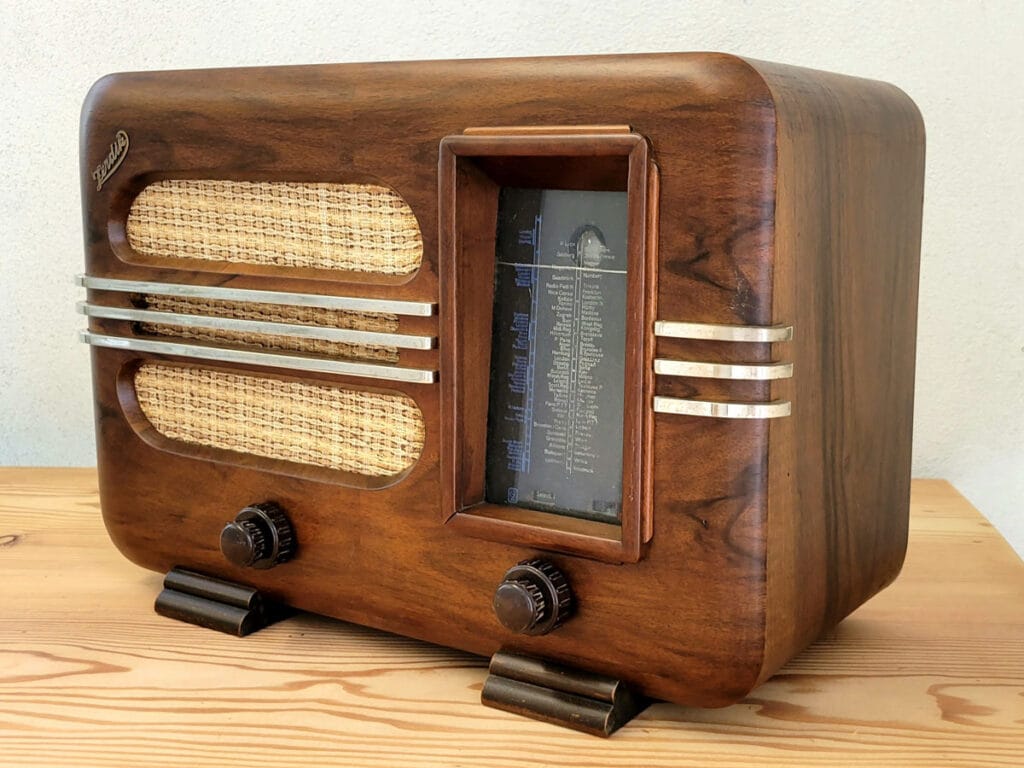 Reunica obnova starega pohištva obnovljen radio