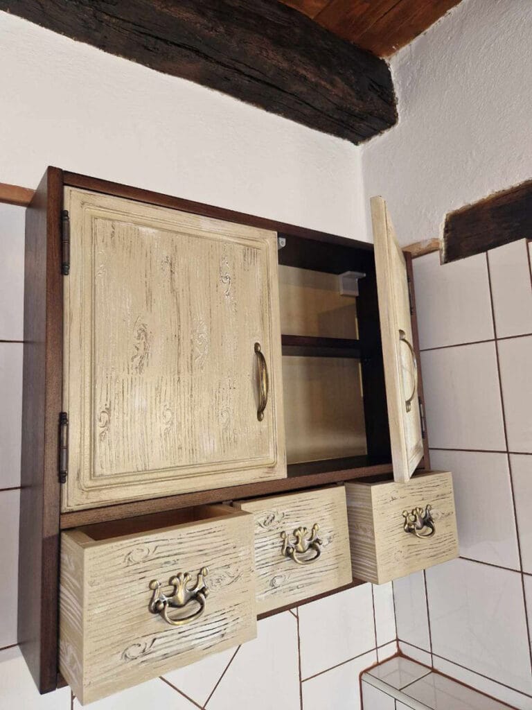 Reunica obnova starega pohištva obnovljena omarica