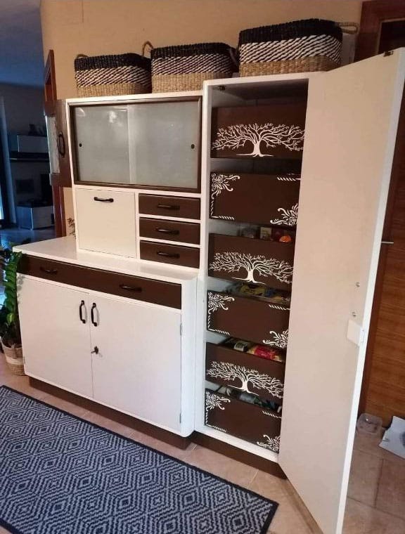 Reunica obnova starega pohištva obnovljena kredenca